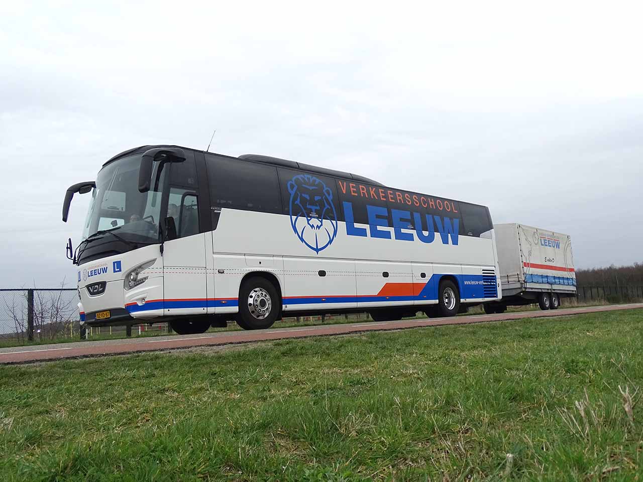 bus aanhanger DE Haal je DE rijbewijs (bus met aanhanger rijbewijs) bij LEEUW opleidingen met een dagopleiding DE rijbewijs