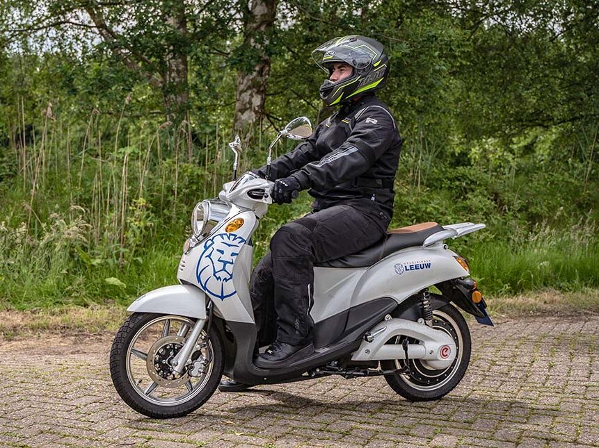 scooterrijbewijs-am2-kosten Wat kost het om een scooterrijbewijs te halen? Heb je nog geen eravring met een scooter, boek dan een privé lesuur scooter.