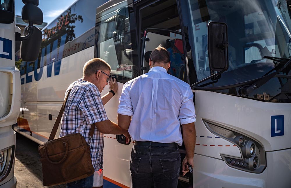 starten met busrijles Haal je D-rijbewijs met een trekker opleiding van LEEUW opleidingen!