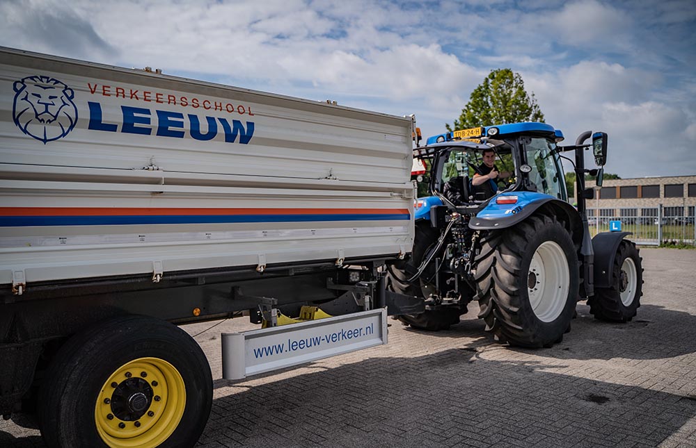 Haal je T-rijbewijs met een trekker opleiding van LEEUW opleidingen! Wanneer start jij met je eerste trekkerrijles?